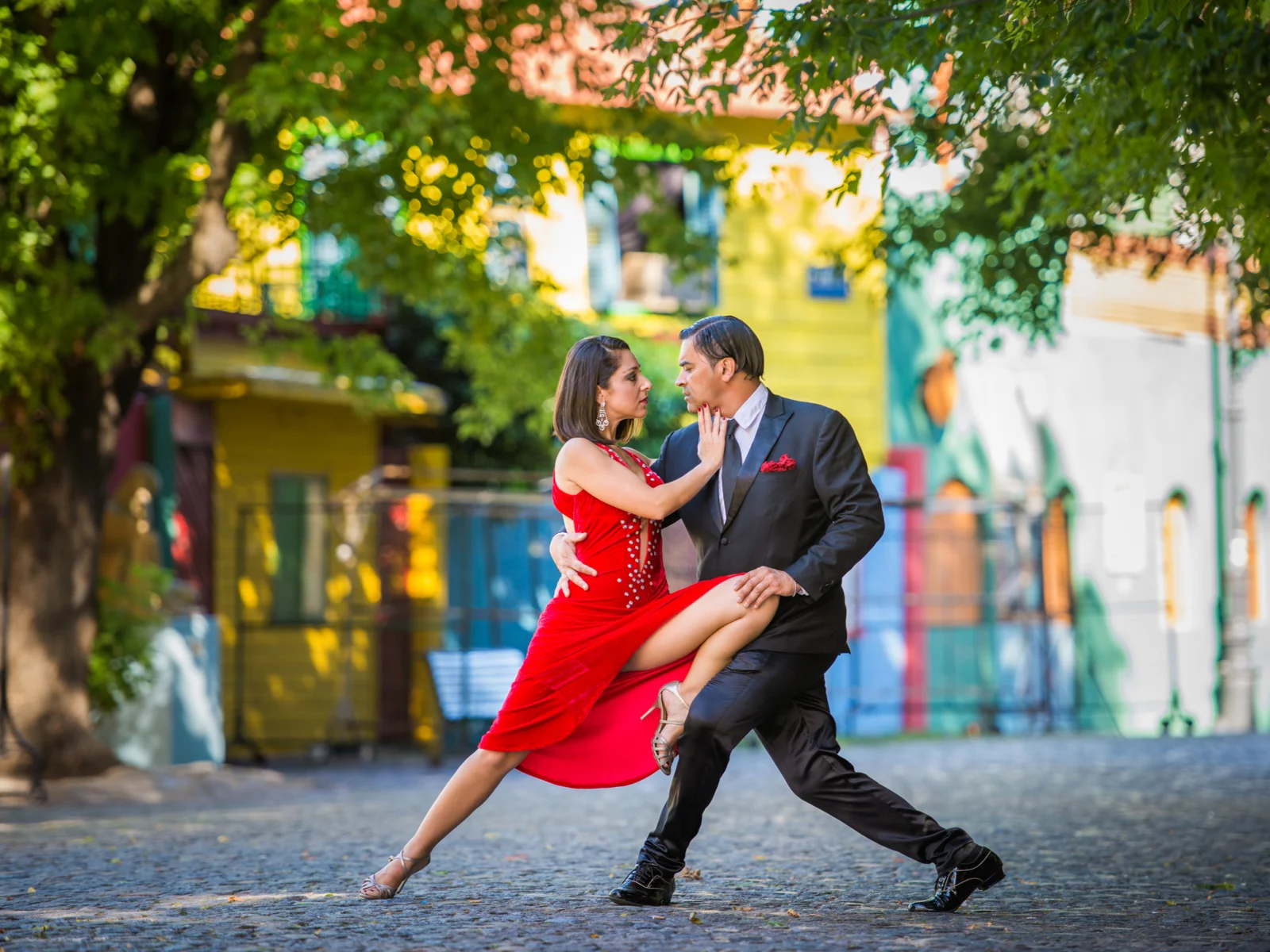 Man and woman doing the tango during the best time to visit Argentina