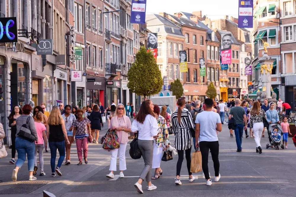 Crazy crowds in the center of a shopping center in Namur during the summer, the worst time to visit Belgium