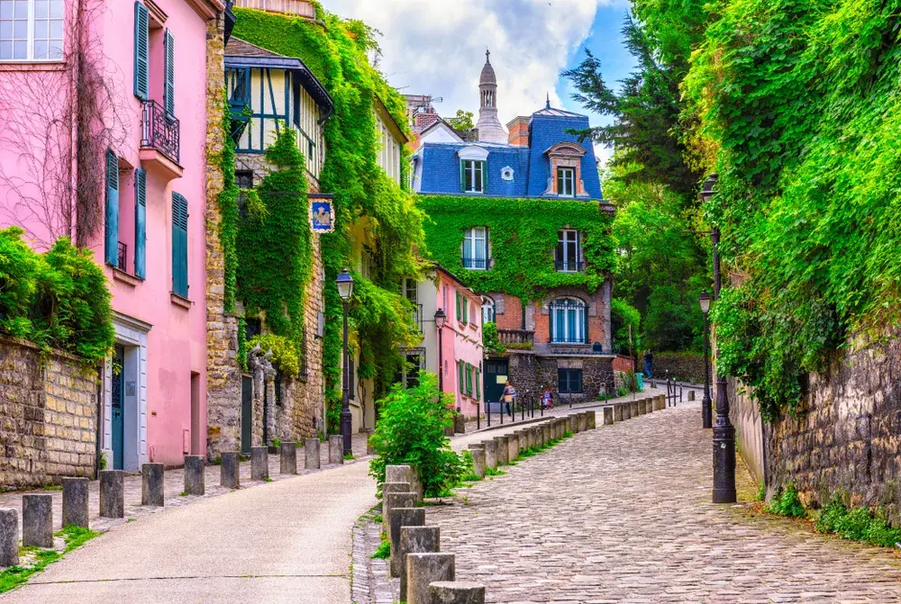 Street view in Montmartre depicting greenery and a general safe atmosphere in Paris